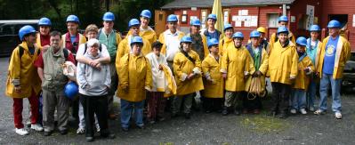 Gruppenbild vor dem Bergwerk