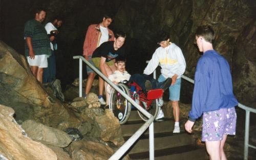 Rollstuhl in der Tropfsteinhöhle