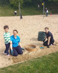 TSV Putztag 2023 – Volleyballabteilung beim Reinigung der Beachplätze mit dem Nachwuchs im Sand